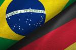 Imagem, em close-up, das bandeiras do Brasil e da Alemanha.