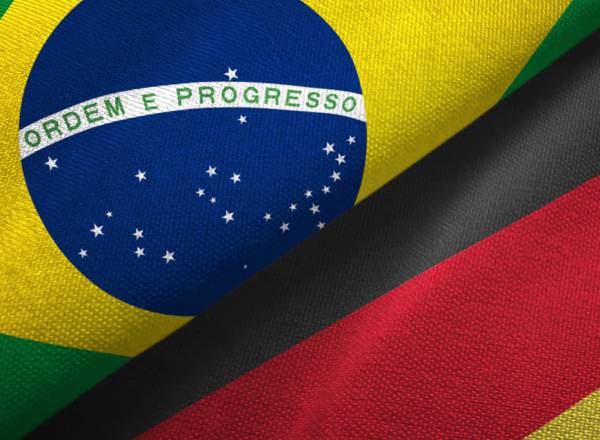 Imagem, em close-up, das bandeiras do Brasil e da Alemanha.