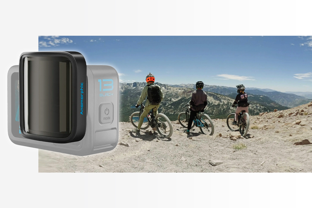 SI_475_Tech_GoPRO_anamorphic Imagem de um trio de ciclista no alto de uma montanha. Em destaque, à esquerda, vê-se a o novo modelo da câmera GoPRO Anamorphic.