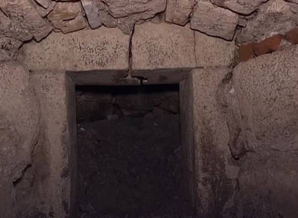 Fotografia da câmara selada que ficou escondida sob o castelo por 300 anos, coberta por 150 metros cúbicos de solo e detritos.