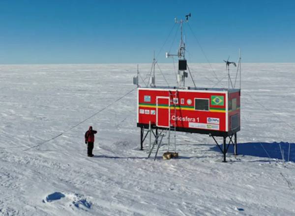 Fotografia do laboratório brasileiro Criosfera 1, na Antártica Central.