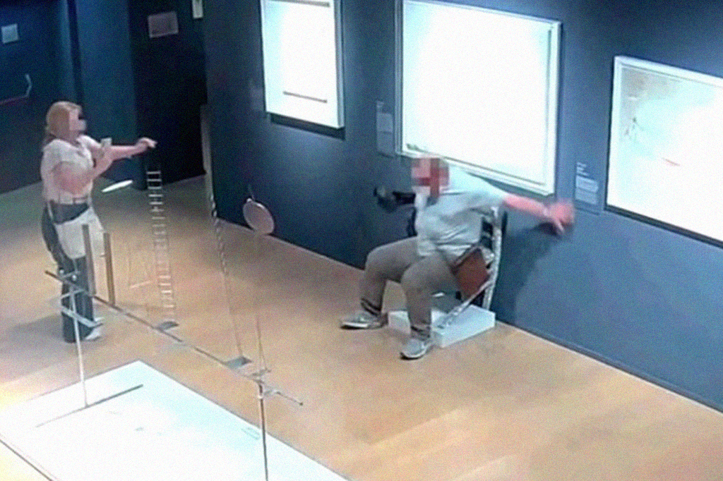 Casal quebra obra de arte ao tentar tirar foto em museu na Itália