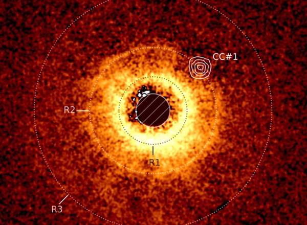 A imagem do disco ao redor da estrela TWA 7, com o exoplaneta em CC#1.