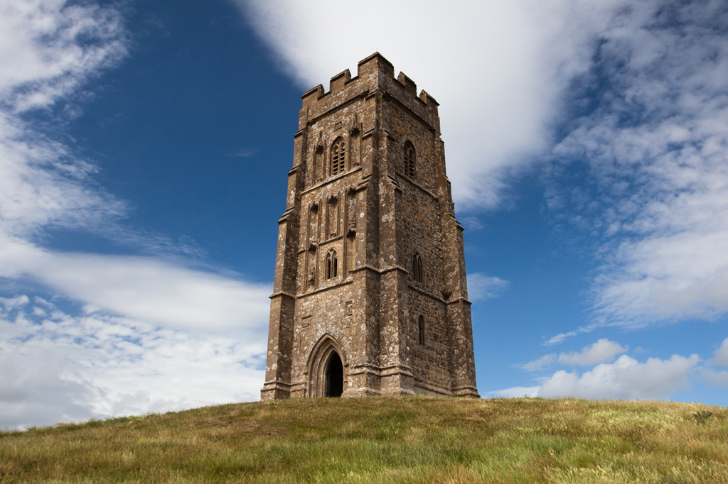 SI_476_Oráculo_Conexões_2_ Imagem de uma imponente torre de pedra em Glastonbury, Inglaterra.