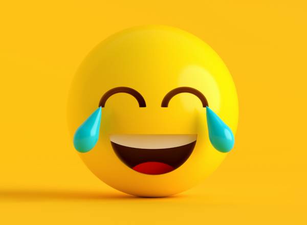 Imagem de renderização 3D, em fundo amarelo, de um emoji rindo com lágrimas, expressando extrema diversão e alegria.