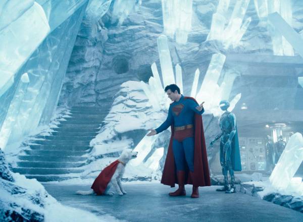 Imagem com os personagens Superman e Kripto numa caverna de gelo. À esquerda, vê-se um androide. Cena do filme Superman Legacy (2025).