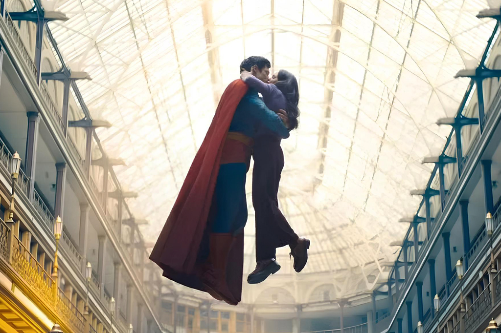 SI_476_Playlist_Abre_2 Imagem com os personagens Superman e Lois Lane voando e se beijando. Cena do filme Superman Legacy (2025).