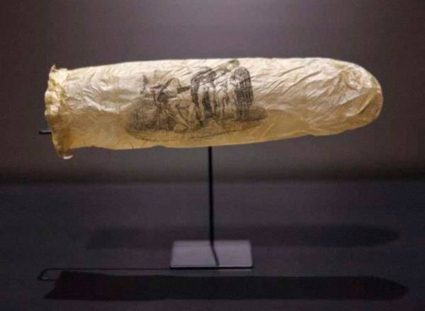 Foto da exibição de camisinha de quase 200 anos no Rijksmuseum, em Amsterdã.