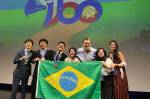 Na fotografia da esquerda para direita: Henrique Pongelupp Oliveira (Colégio Etapa, de Valinhos-SP); Gustavo Jun Anraku Oda (Colégio Objetivo, de São Paulo-SP); Marcos Paulo Gonçalves Santos (Collegium Prisma, de Montes Claros-MG); Sonia Andrade, coordenadora da OBB; presidente do Fórum Nacional de Olimpíadas Científicas, José Ricardo Jensen; Caroline Ayumi Okumura (Colégio Etapa, de São Paulo-SP)e Luciana Carapunarla, educadora da Secretaria da Educação do Estado de Pernambuco.