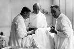 Fotografia do Dr. Samuel Serge Voronoff durante cirurgia, em outubro de 1929, em Paris, França.