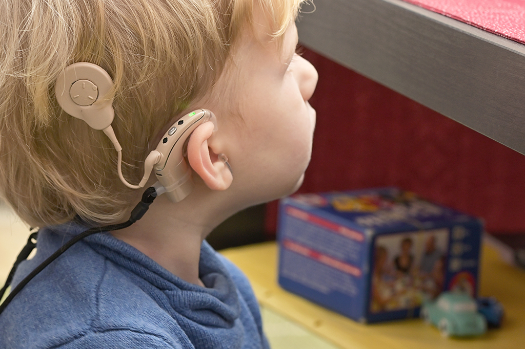 Terapia genética melhorou audição de pessoas que nasceram surdas