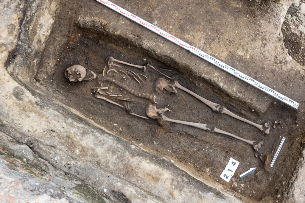 Esqueleto completo de cavaleiro medieval é descoberto sob antiga sorveteria na Polônia