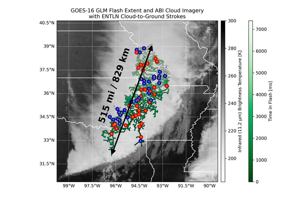 Imagem de sat&eacute;lite do rel&acirc;mpago recorde que se estendeu do leste do Texas at&eacute; as proximidades de Kansas City, Missouri (EUA), em 22 de outubro de 2017