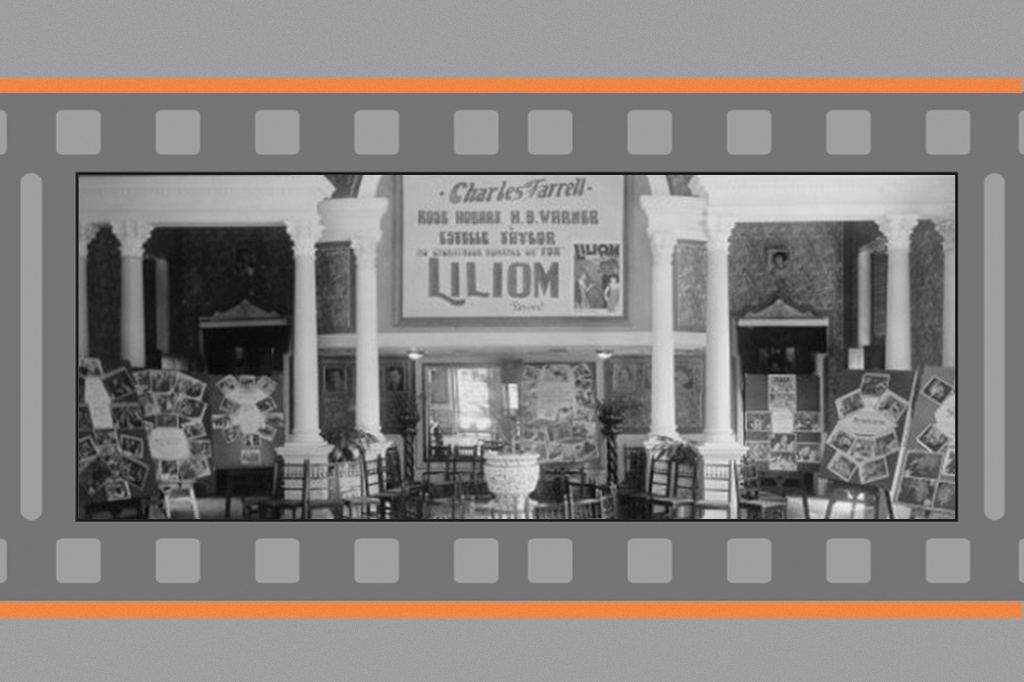 Fotografia, em fundo cinza, da primeira sess&atilde;o de cinema no Brasil (1896). V&ecirc;-se uma sala decorada com cartazes, algumas colunas gregas e um grande cartaz ao centro.