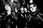 Fotografia do grupo da banda de rock britânica Oasis em Manchester, Reino Unido, 29 de novembro de 1993. Da esquerda para a direita: Noel Gallagher, Paul Arthurs (também conhecido como Bonehead), Paul McGuigan, Tony McCarroll e Liam Gallagher.