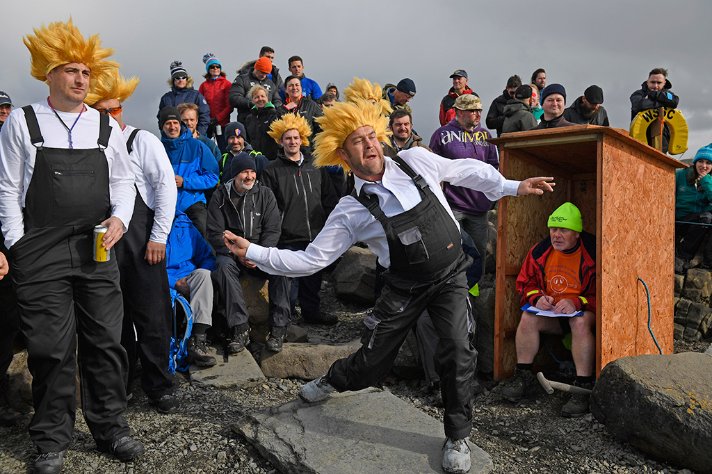 Fotografia das pessoas no Campeonato Anual de Deslizamento de Pedras &eacute; Realizado na Esc&oacute;cia.