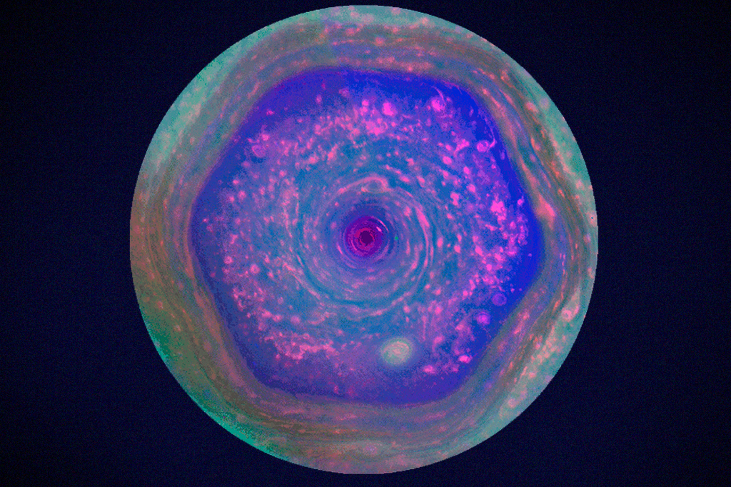 A Fotografia mostra o famoso hexágono, localizado nas nuvens que circundam o polo norte de Saturno.