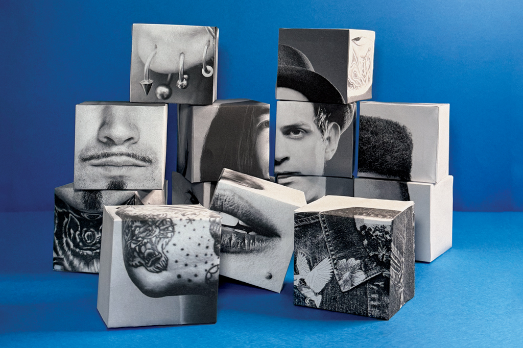 Imagem conceitual, em fundo azul, com treze cubos, estampados com fotos em preto e branco de rostos, empilhados aleatoriamente.