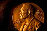 Fotografia da medalha do Prêmio Nobel carregam a imagem de Alfred Nobel.