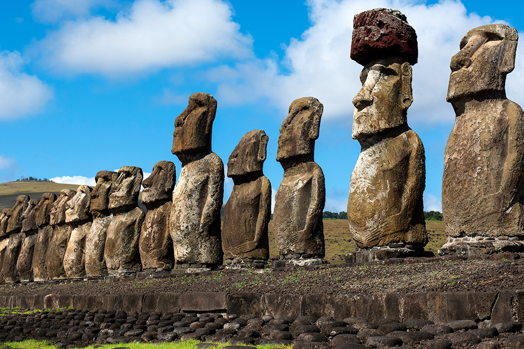 Como as estátuas da ilha de Páscoa “andaram”? Estudo simula o deslocamento