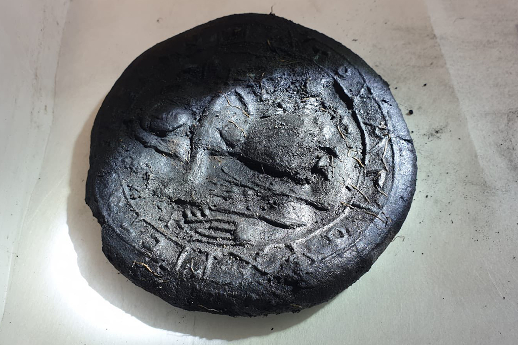 Fotografia do p&atilde;o de comunh&atilde;o de 1.300 anos com imagem de Cristo.
