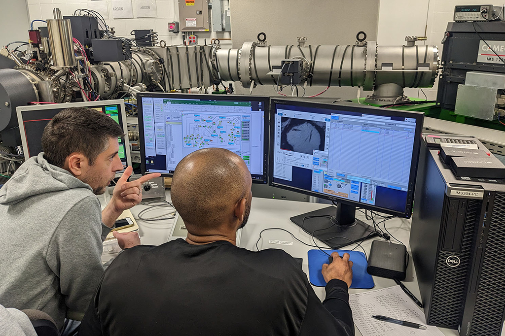 Fotografia do Dottin e o coautor Brian Monteleone analisam dados da an&aacute;lise de espectrometria de massa de &iacute;ons secund&aacute;rios de amostras da Apollo 17.