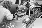 Fotografia de Roger Williamson durante os treinos para o Grande Prêmio da Holanda de 1973 em Zandvoort.