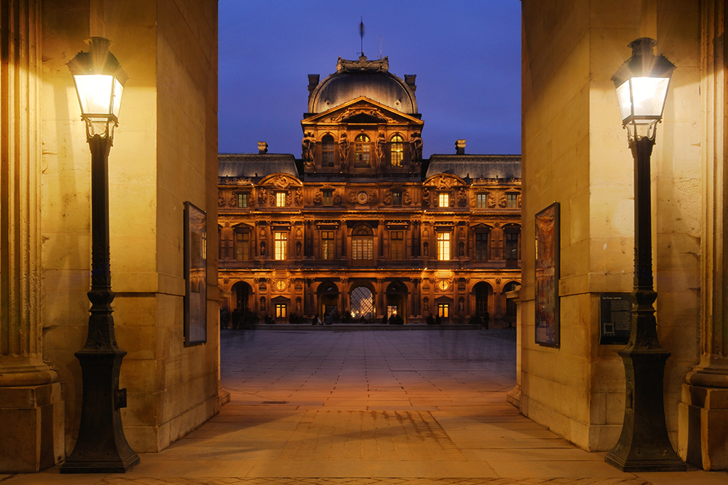 Por que o museu do Louvre tem esse nome?