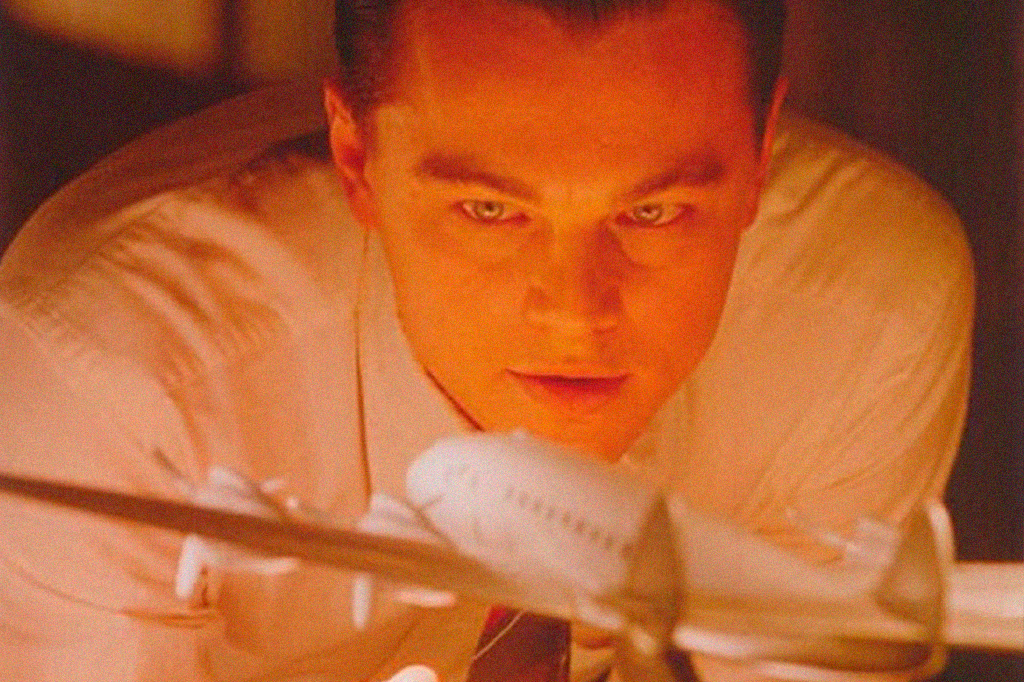 Fotografia do ator Leonardo DiCaprio no filme O Aviador (2004).