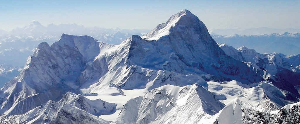 Imagem dos picos nevados do Monte Everest.