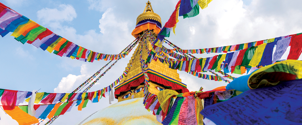 Imagem da Estupa de Boudhanath e bandeiras de ora&ccedil;&atilde;o em Katmandu, Nepal.