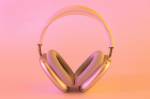 Imagem, em fundo rosado, de um headphone.