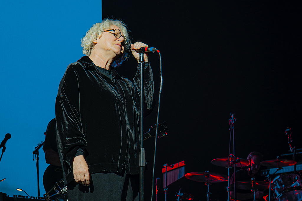 Fotografia do show do Massive Attack, xxxx cantado no palco.
