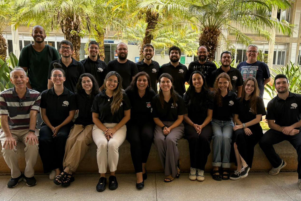 Equipe coordenada pela professora Luana Cristina Camargo (ao centro) em parceria com pesquisadores de diferentes &aacute;reas.
