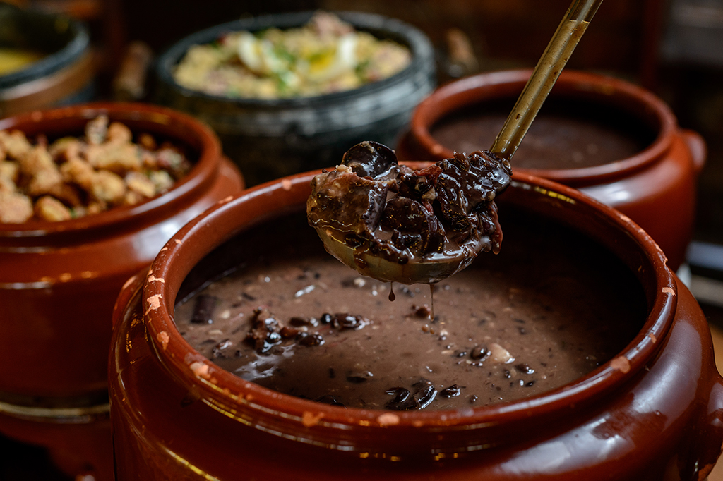 “Feijoada foi inventada por escravos” e outros 8 mitos sobre a história das comidas