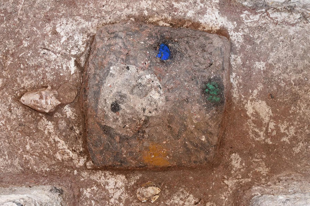 Fotografias dos pigmentos coloridos, que se acredita representarem o norte, o sul, o leste e o oeste, foram encontrados no centro do monumento.