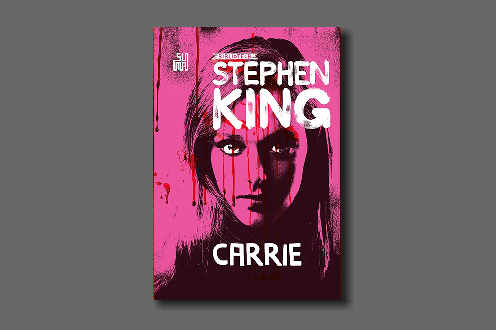 Imagem do Carrie, em um fundo cinza.