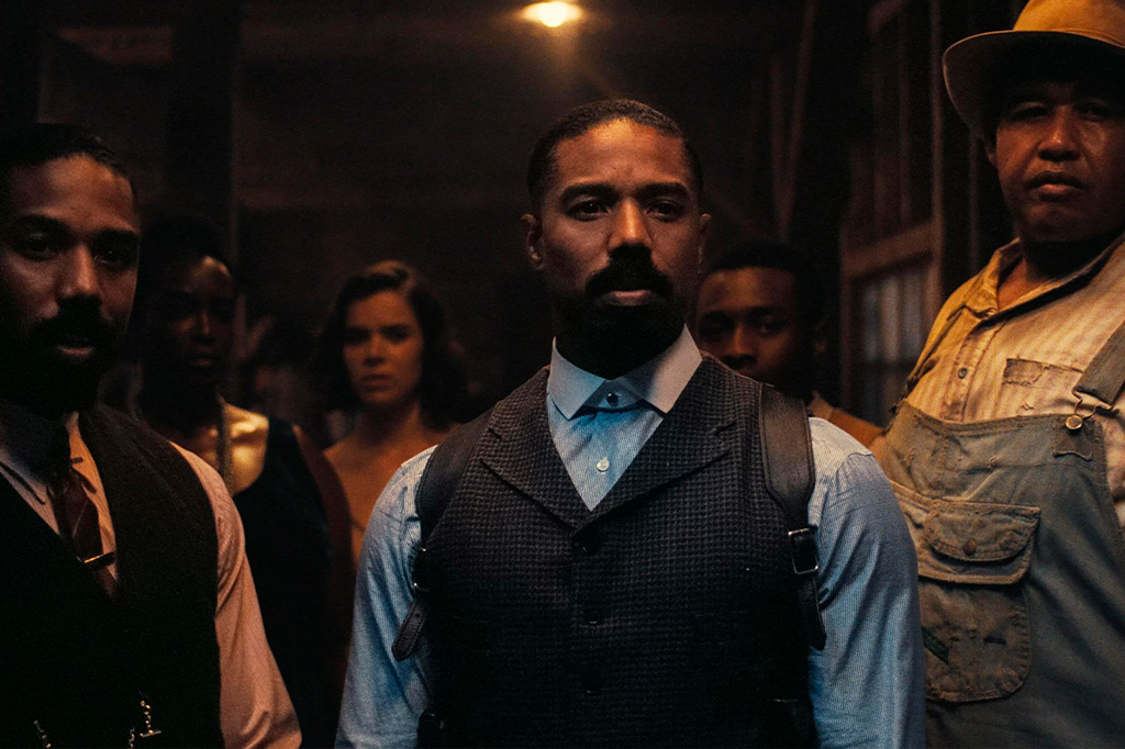 Fotografia do Michael B. Jordan, Omar Benson Miller, Miles Caton, Wunmi Mosaku e Hailee Steinfeld em Pecadores (2025).