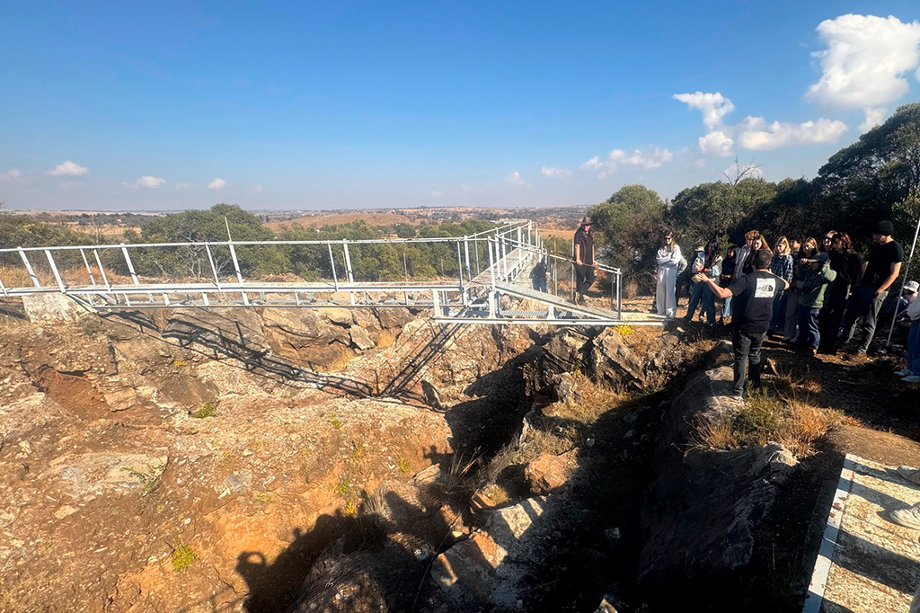 Fotografia dos estudantes visitam Sterkfontein, local onde o Pequeno P&eacute; foi descoberto.