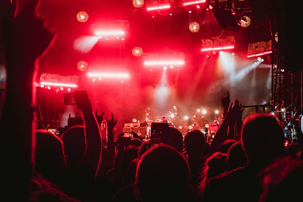Fotografia de um show com luzes vermelhas.
