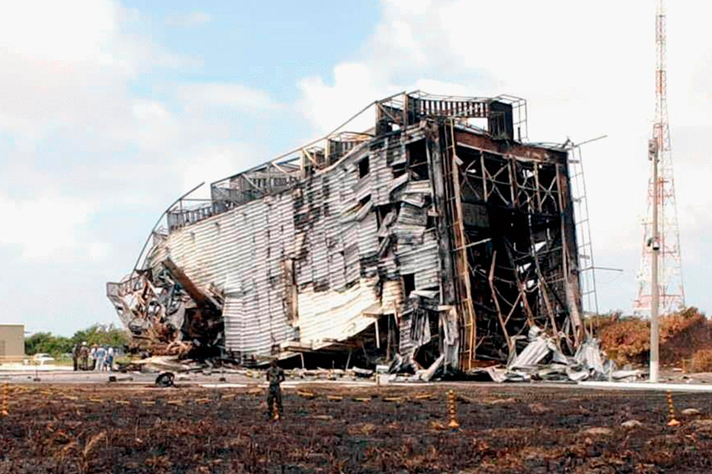 Fotografia dos destro&ccedil;os da estrutura da plataforma de lan&ccedil;amento VLS devido ao acidente com o VLS de Alc&acirc;ntara em 2003.