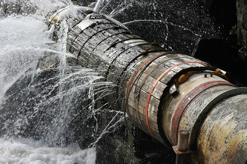 Fotografia de velho de tubos com vazamento.
