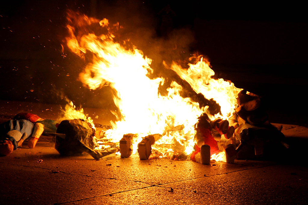 Fotografia de queima de brinquedos.