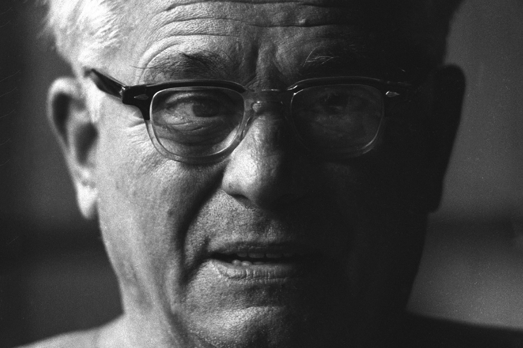 Imagem de um homem idoso usando &oacute;culos. Retrato de Joseph Pilates.