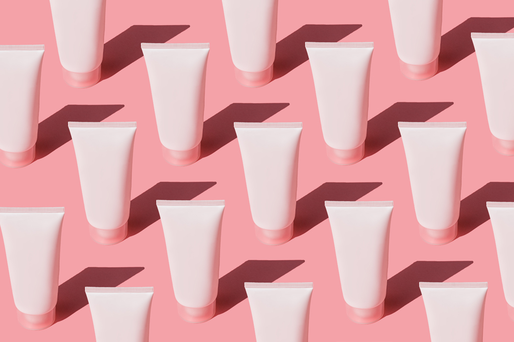 Ilustração 3D, em fundo rosa, de diversas embalagens brancas de produtos para banho.