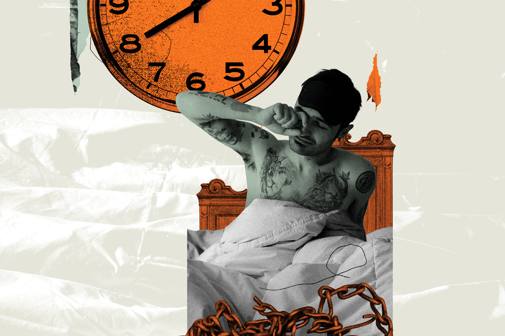 Foto colagem, de um rapaz acordando na cama. Ao fundo, v&ecirc;-se um grande rel&oacute;gio alaranjado.