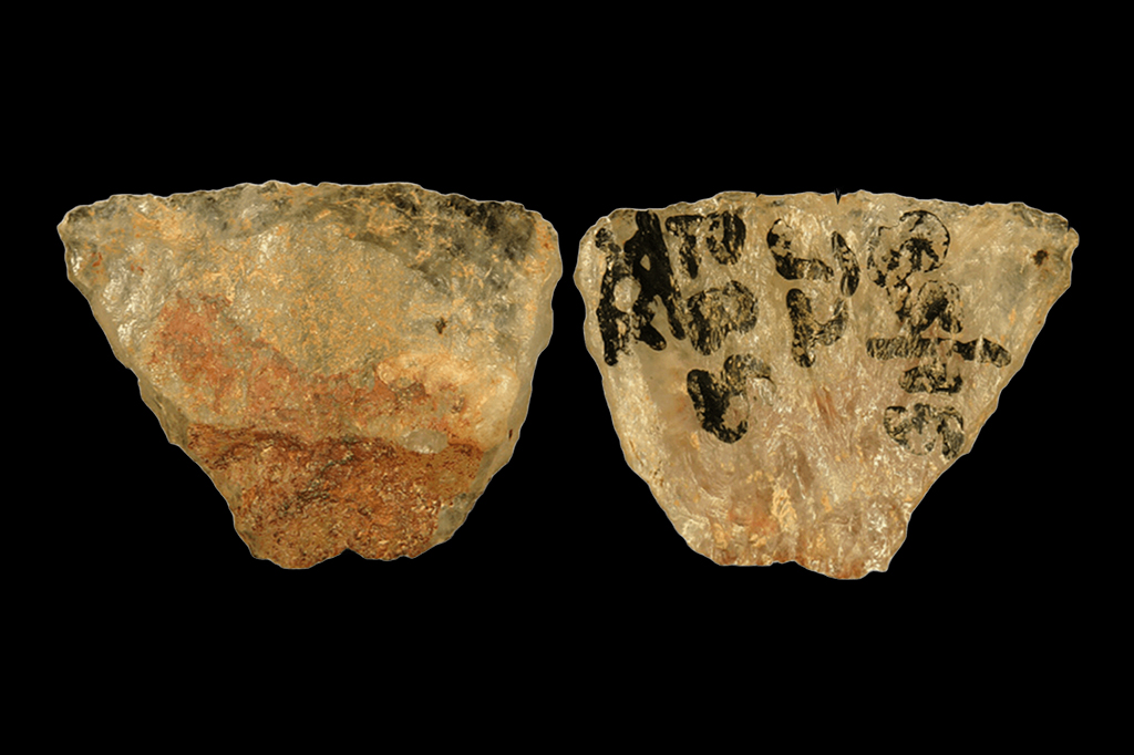 Fotografia do micrólito 001 mostra o resíduo adesivo venenoso avermelhado ainda aderido à porção dorsal da ferramenta; D-G na borda ventral correspondem às micrografias abaixo.