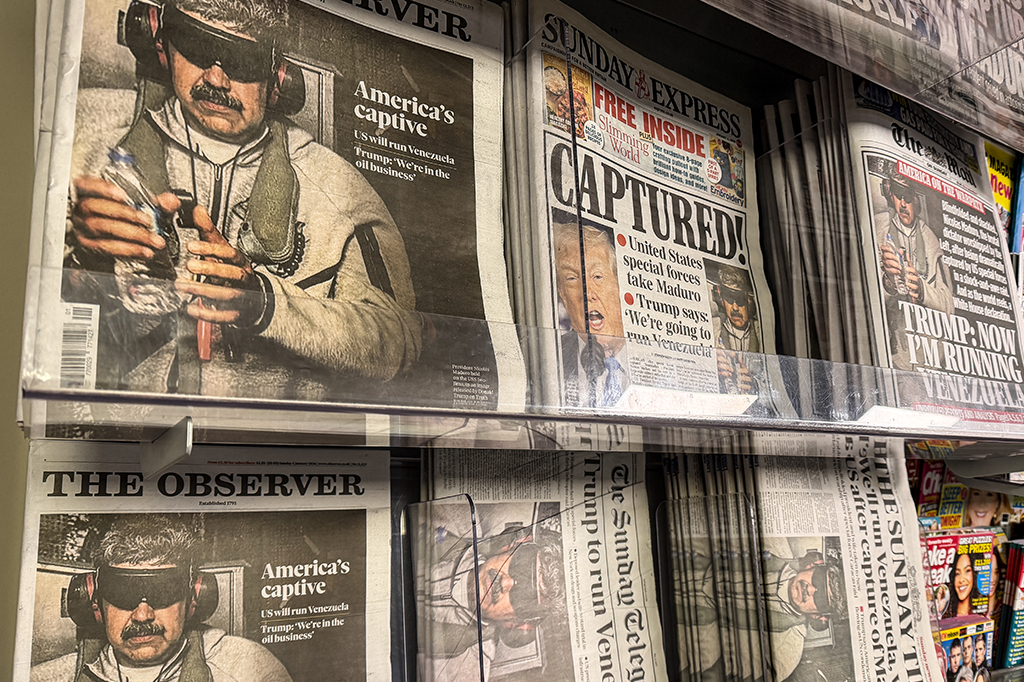 Fotografia das capas de jornais britânicos exibem notícias sobre a captura e prisão do presidente Nicolás Maduro, da Venezuela, em uma banca de jornais, em 4 de janeiro de 2026, em Somerset, Inglaterra.