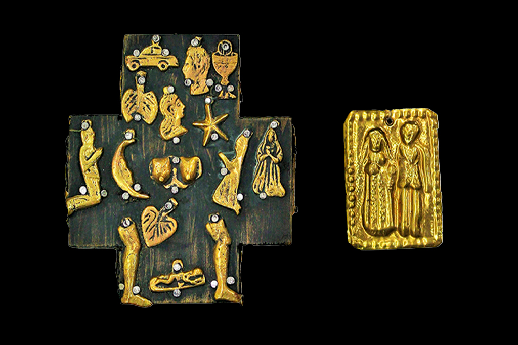 Fotografia de pequenos amuletos de metal conhecidos como milagres são usados ​​em toda a América Latina para simbolizar orações.