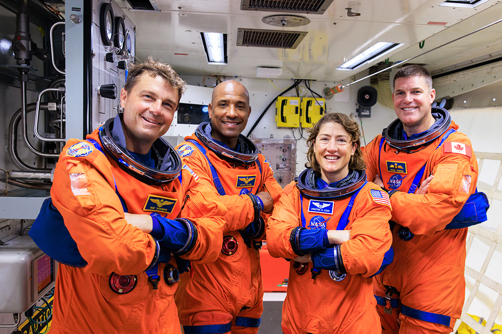 Fotografia dos astronautas da NASA da miss&atilde;o Artemis II (da esquerda para a direita) Reid Wiseman, Victor Glover e Christina Koch, e o astronauta da CSA (Ag&ecirc;ncia Espacial Canadense) Jeremy Hansen.